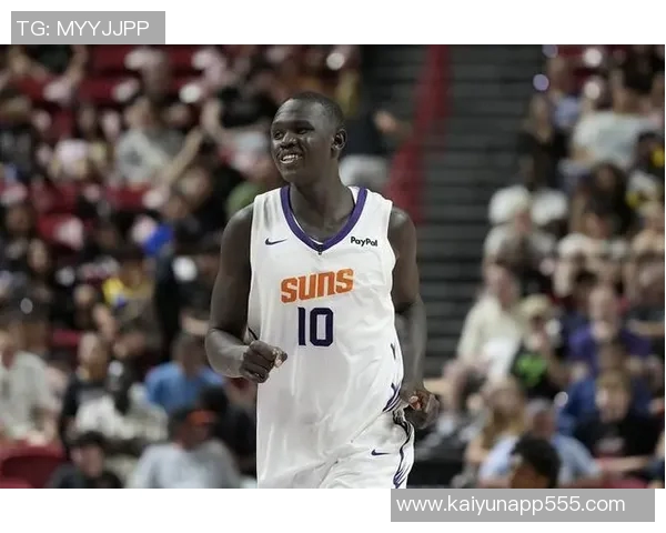 布克赞马卢阿奇表现出色积极拼搏与身体对抗令人印象深刻