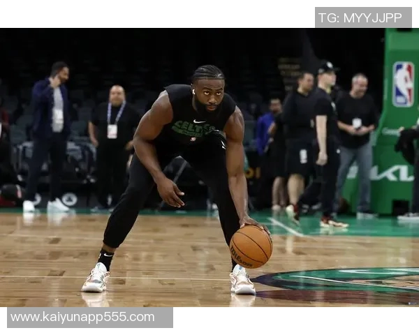 杰伦布朗半场表现不佳仅得10分3板5助攻球队需提升效率