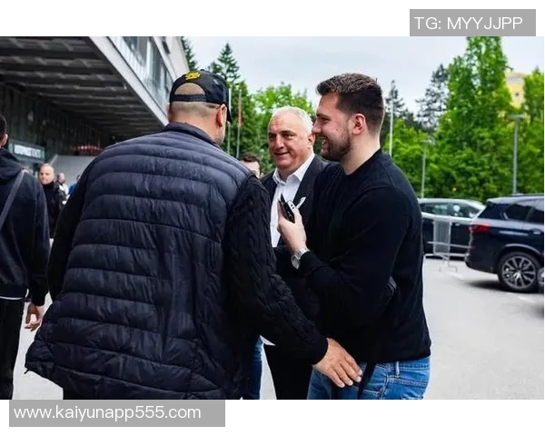 东契奇与里夫斯现场观战布朗尼G联盟比赛展现篮球热情与友谊