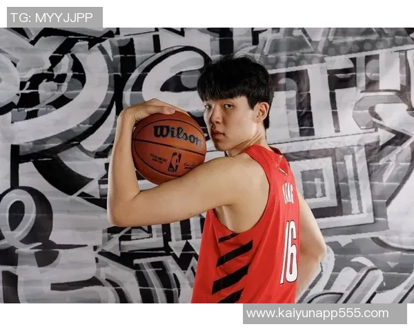 拓媒分析杨瀚森打球风格与球队中锋表现的对比与思考